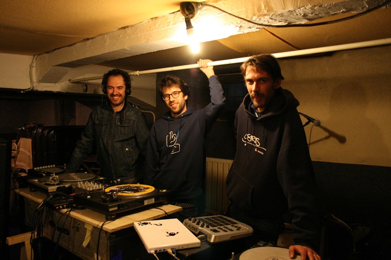 Med domačimi predstavniki na Drugi godbi bo tudi trio dveh didžejev in bobnarja Jimmy Barka Experience (foto: Petra Švajger)
